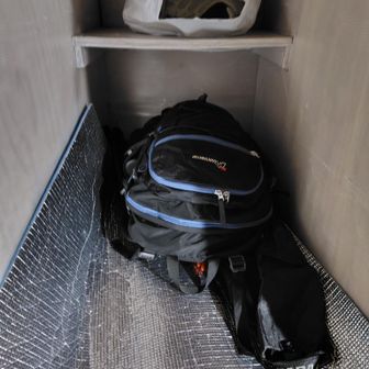 部屋の寝床
結構狭いです