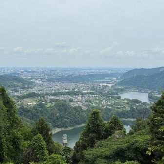帰りは峯の薬師に寄り道。天気が良ければ都心まで見えるのですが、今日は霞んでいました。