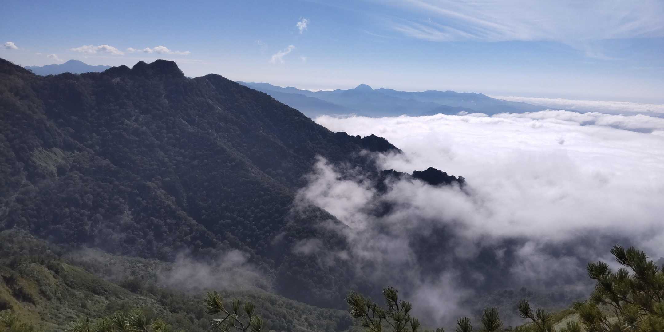 奥に皇海山