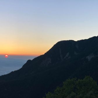 オベリスクと朝日