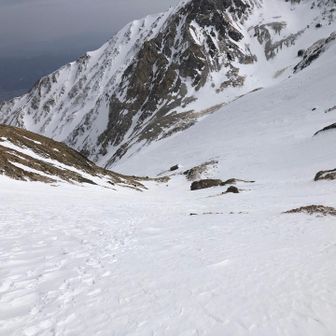 大雪渓の降り口。岩も草付きもアチコチ露出。まだ３月ですよ。