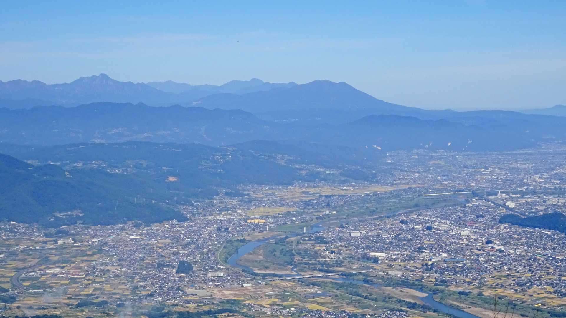 標高1,252mの山頂から見る善光寺平の眺め。