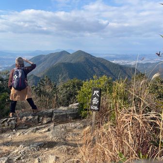 尺岳の”尺”ポーズでﾊﾟｼｬﾘ〜📸✨

ここからの眺望は最高〜😆🙌

宗像四塚もよく見える〜👀
昨日はあちらの城山でした🥰