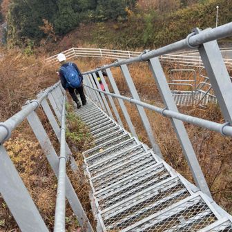 そして長い階段を降りていく