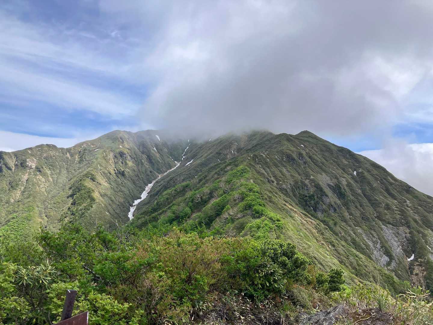 目指す茂倉岳☁️