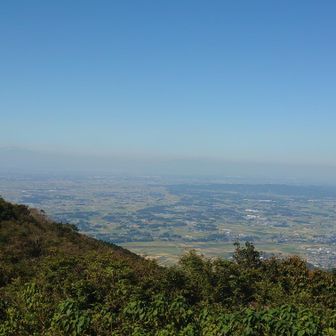 写真だと分からないが、北側の遠くに山が連なってる。