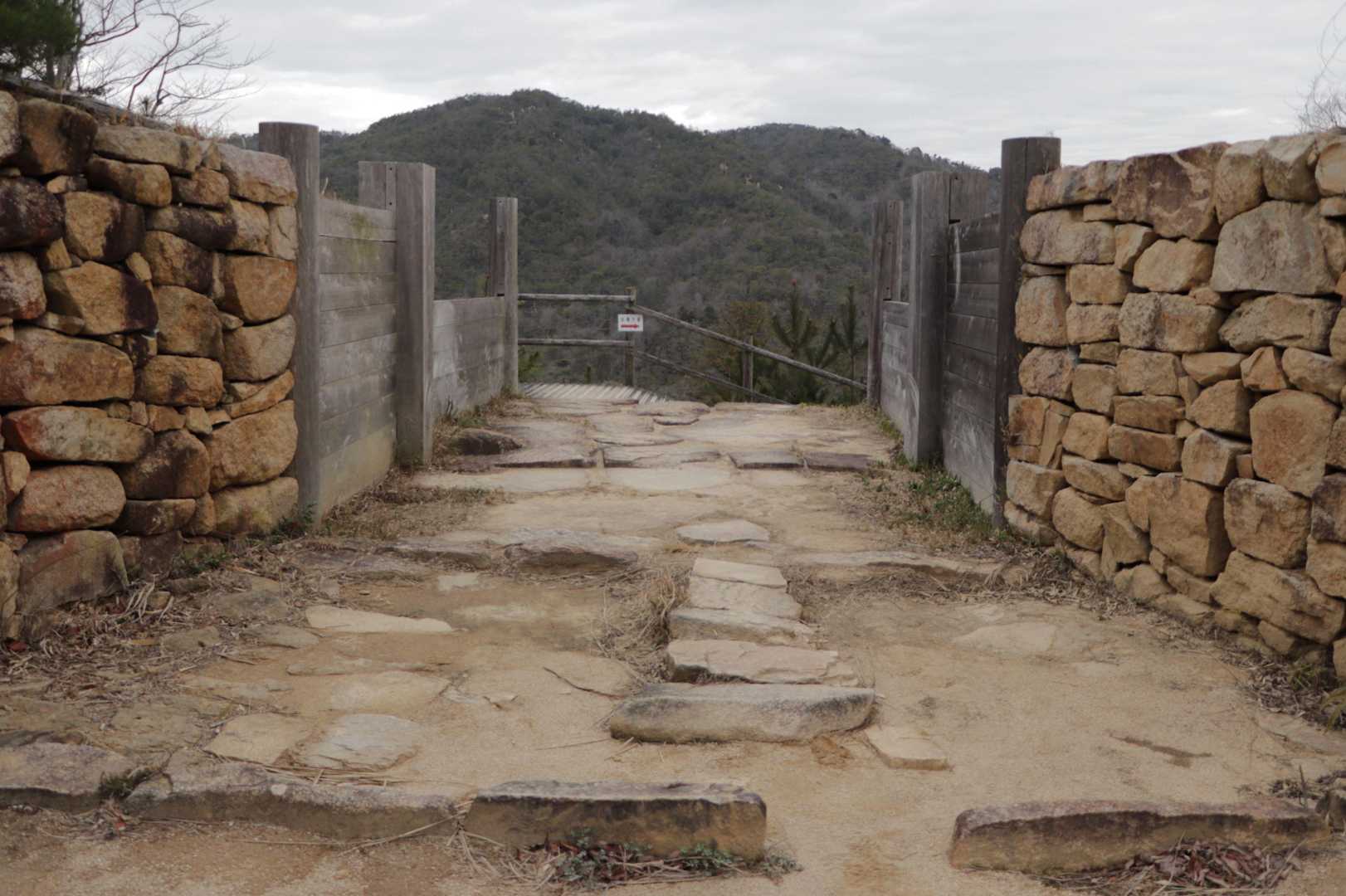 北門跡から下る
その後、正面に見える山の中腹まで登るっぽい