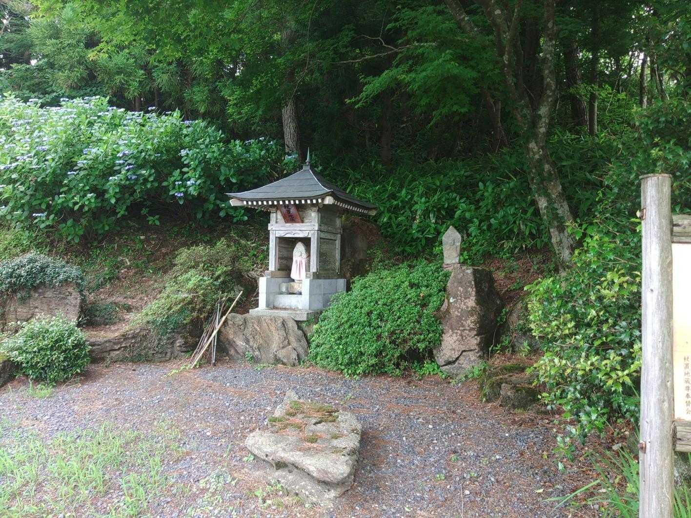 観音様にお参りして 法華山へ