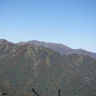 明日、歩く稜線を眺めながら登ってます。
奥に以東岳！