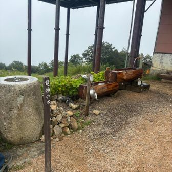 龍神の水　　奥はペット用水飲み場