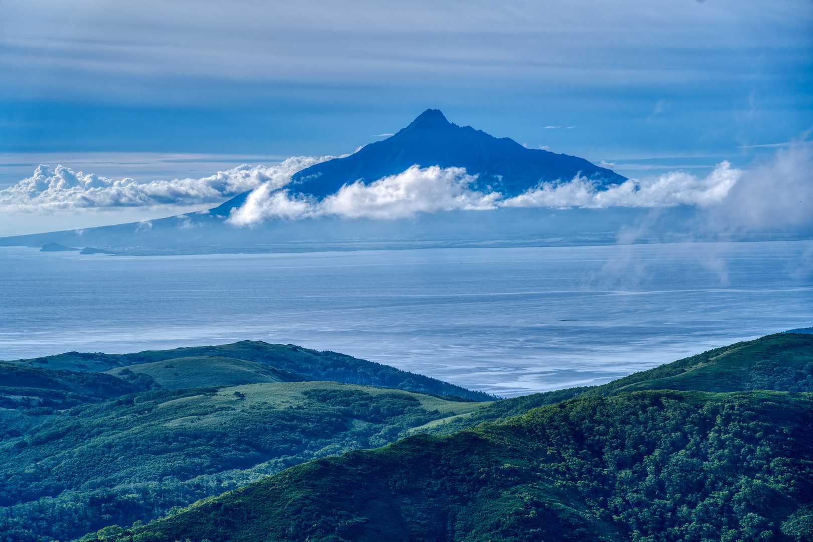 利尻山の上部がきれいに見えています。
空に浮かんでいるみたい。