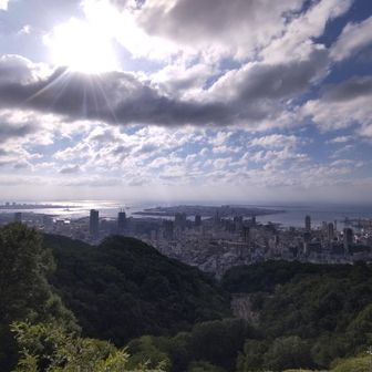 神戸港から錨のマークが見えます⚓️　この錨山山頂近傍の山腹に錨マーク⚓️　一方、錨山から神戸港はこのように見えます。