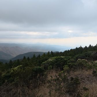 3週目、ギリ日没には間に合いそうだけど…
この曇空…最後の鉄塔のトコは絶対暗いよね💦
いちお、ヘッデン💡背負ってますが…
1人じゃ怖過ぎ、ヘタレはココまで🖐️ 
戻りまーす💨