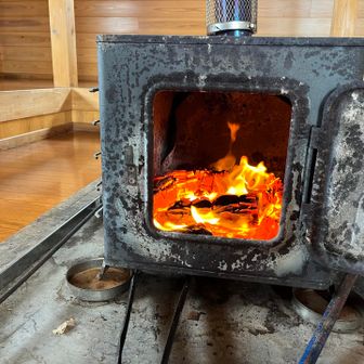 カルシファ〜にごはんあげたら薪がぼーぼー燃えた
薪の火のあったかさ、凄い！

あかりんさんに薪ストーブの使い方教えていただきました
ありがたいです