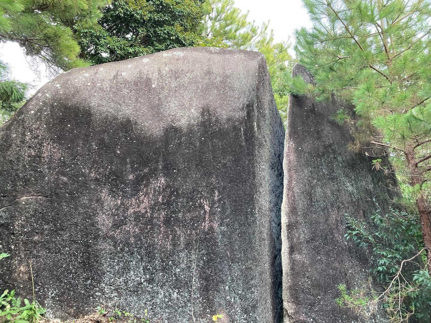 相変わらず割れた岩