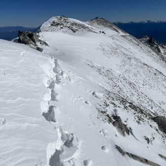 伊那前岳の手前の吹き溜まりは太腿まで埋まりました。