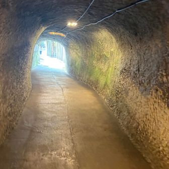岩のトンネルの中は涼しい