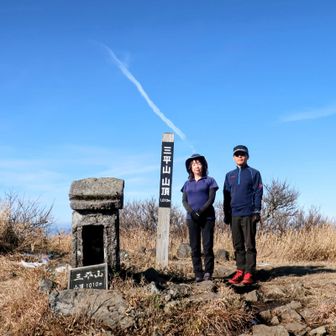 山頂碑で記念撮影