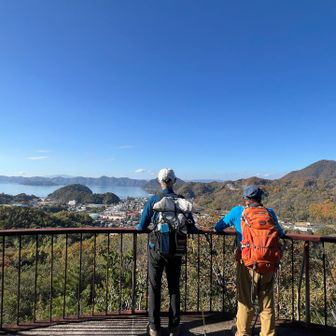 
男の背中シリーズ
「ねえ、今度はどこ行く？次は雪山かよ？」
「そうやね。まず温泉♨️や」

なんて、怒られるにゃー。
