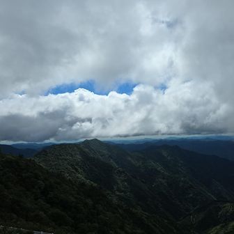 雲の切れ目が真横に