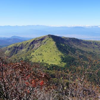 この後向かう根子岳。

四阿山と根子岳では150mほど標高差があるのだが、ここから見るとそれ以上に低く見える。
で、向こうから見ると同じくらいの高さに見える。
この二座に限った話ではないが。