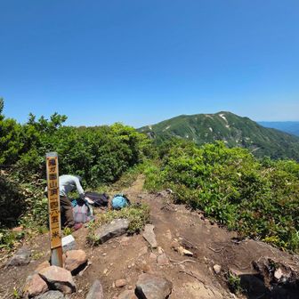 鬼ヶ面山(1,465m)
ここでランチしたが、暑かった～！😖
って、1時間もまったりしてたけど！😅
この先、浅草岳まで行く皆さんは凄い！