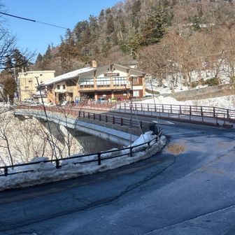 ね、
アイゼン外して舗装路へと
なんとか？！間に合いまったかな？！と