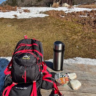 少し早いけどお昼ご飯（どん兵衛とおにぎり🍙）
山で食べるご飯は最高😆