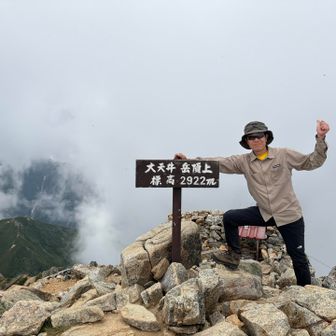 小屋で休憩している間に山頂はガスで覆われちゃった。