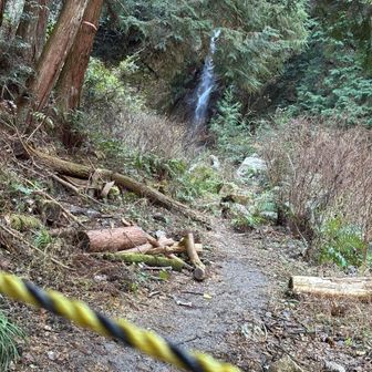 櫛羅の滝を離れたところから。