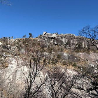 岩の要塞のようだ