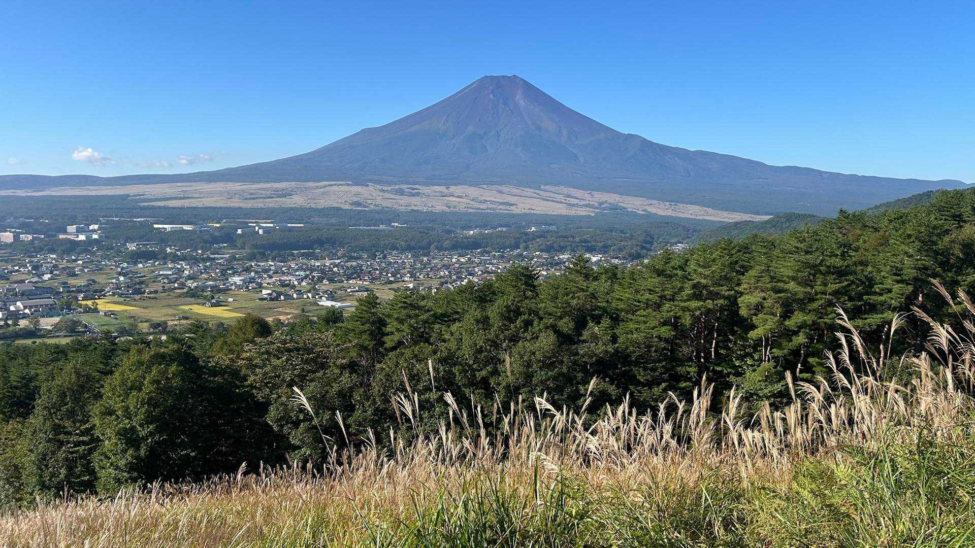 長い裾野を引く富士山が間近に迫る。
時々富士演習場からの地響きのような音が鳴る。