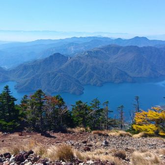 美しさに何度も魅入る山々と湖
