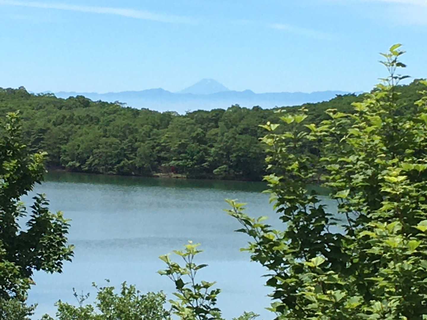 南方向に小沼と遠くに富士山が🏔