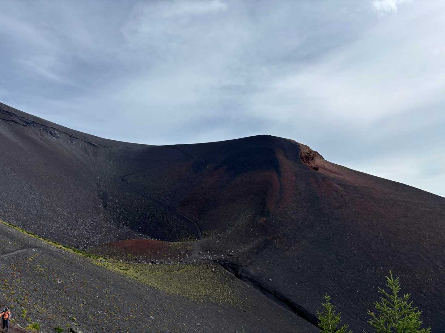 宝永山と第一火口。
突然の異世界感。火山のこういう地形って素敵。