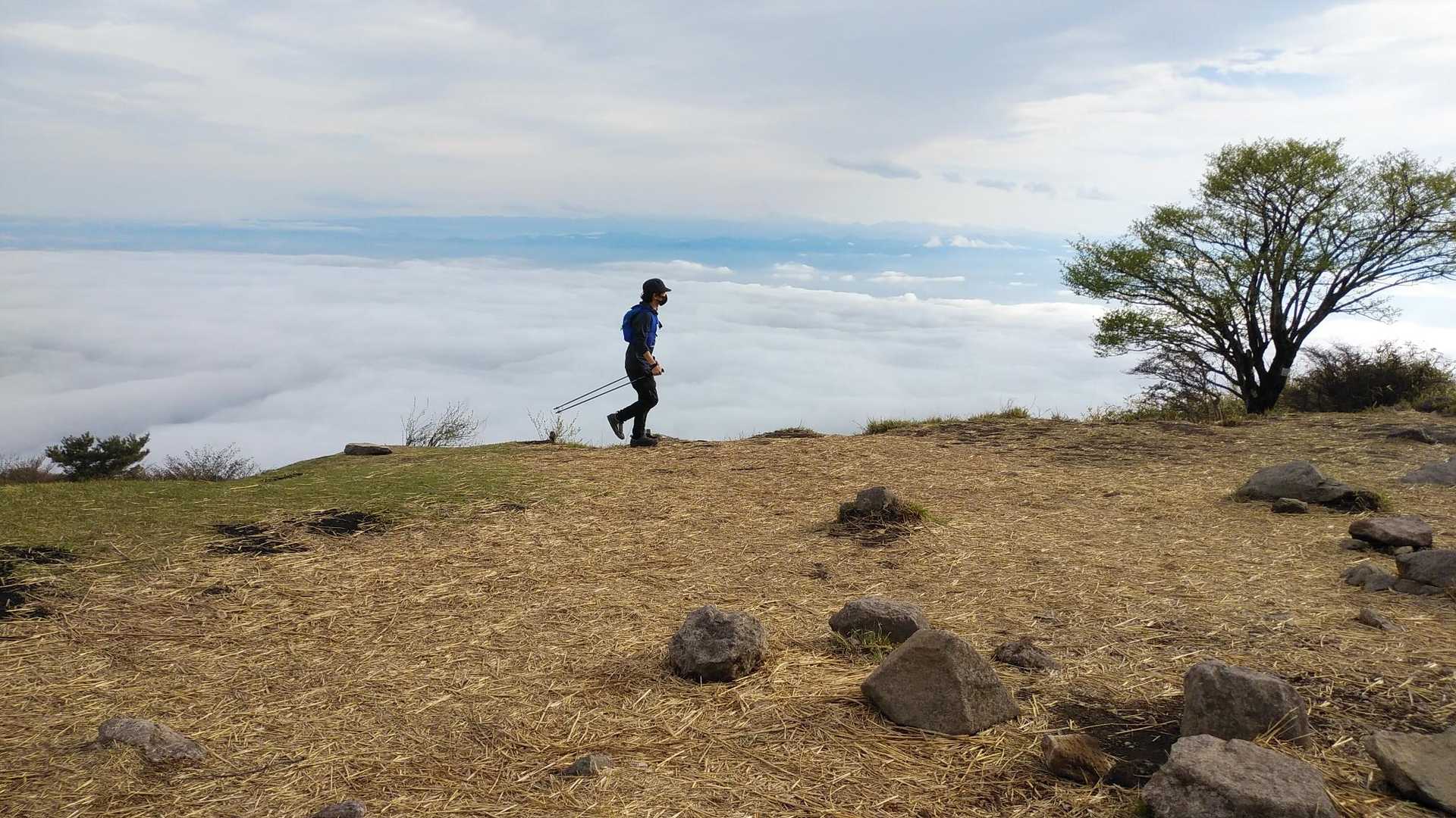 トレランの若者　鍋割山頂にて