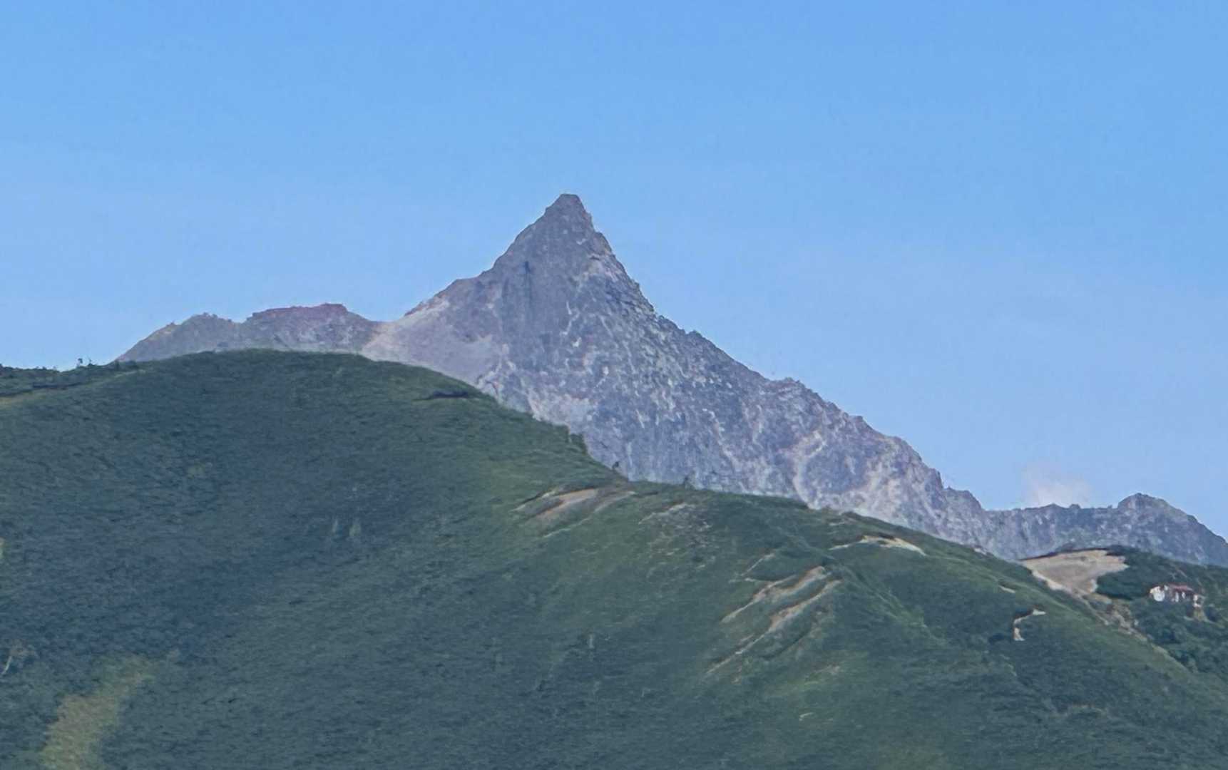 右に目を移すと蝶ヶ岳の山頂の向こうに槍様も負けじと存在を主張しています⛰️
右端に蝶ヶ岳ヒュッテが写っていますね🏠