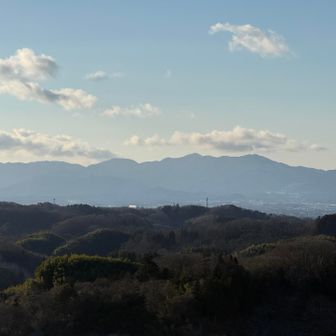 こちらは，先月登った御霊櫃峠から額取山に至る安積アルプスの稜線。