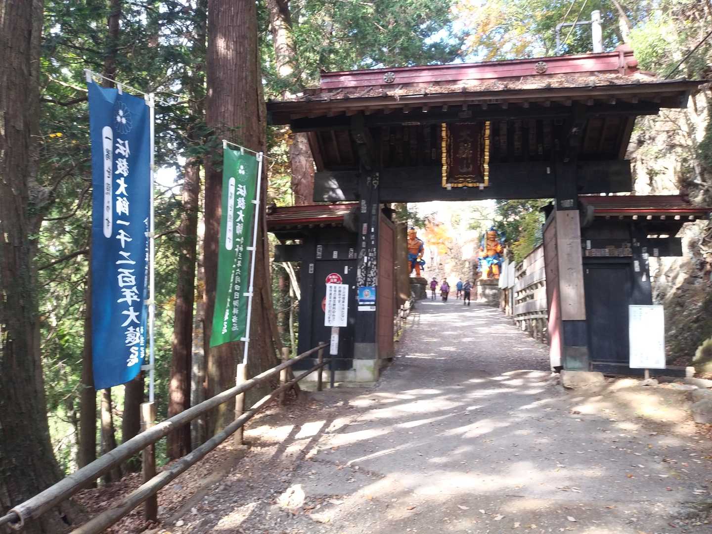 子ノ権現とうちゃく！
ちなみにわらじがある奥の院では“足腰健全祈願のご利益”だそうです！
ってかここまでくるのに足腰ダメにしちゃった人もいそうな気が。。