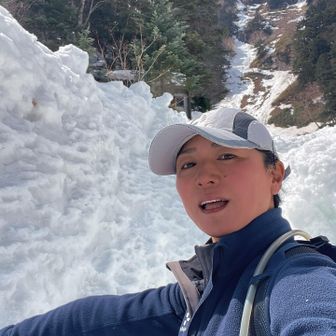 両脇がスノボのハーフパイプの様になってる。
私の身長156cm以上ある。