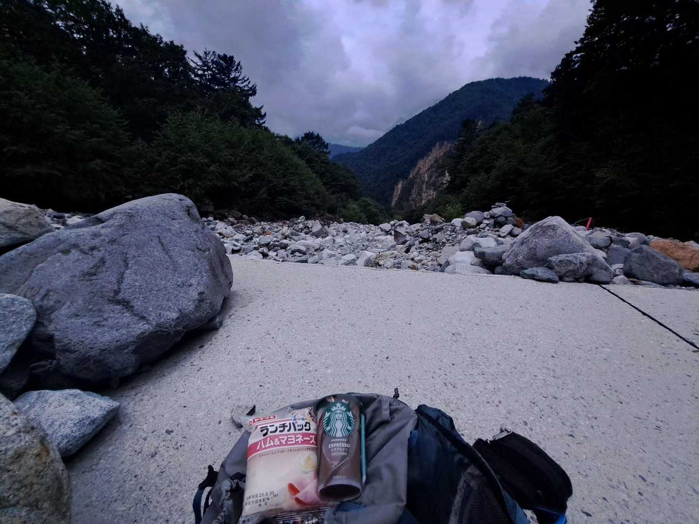 少しでも荷物を軽くしたく、ここで朝飯🍴

山の方向、ヤバし⤵☁️☁️☁️