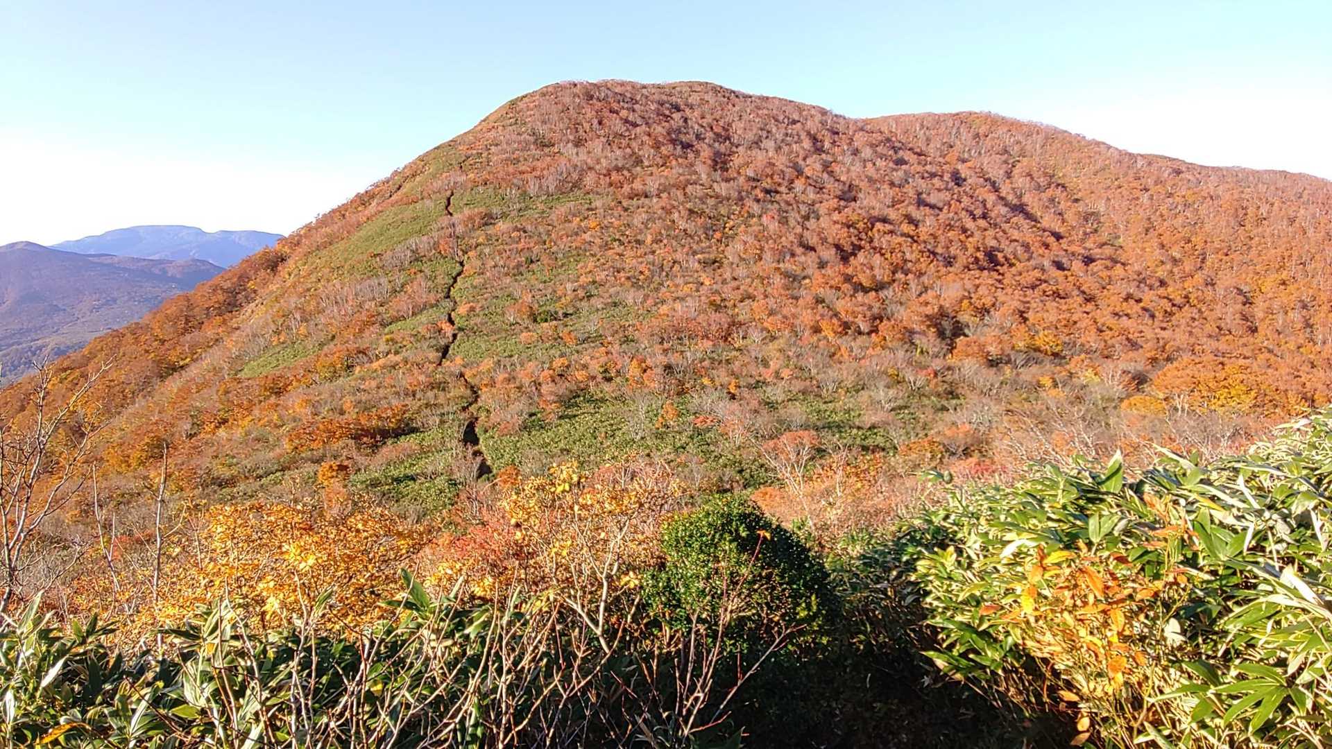 山形神室岳に登り返し