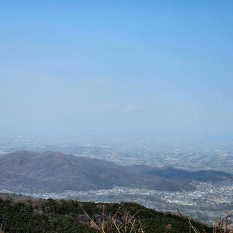霞んでます。
定番の鐘撞堂山ですね