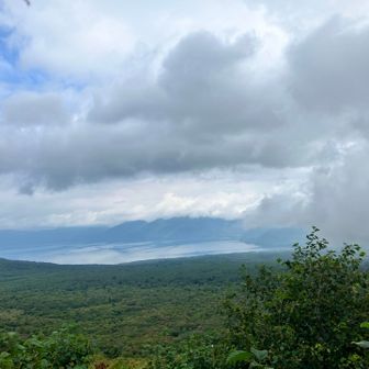 振り返ると右側から雲がやってきてる