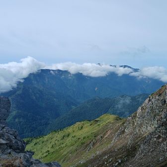 やや雲に巻かれる乗鞍岳。遠くの山々は雲の中のようだ。
