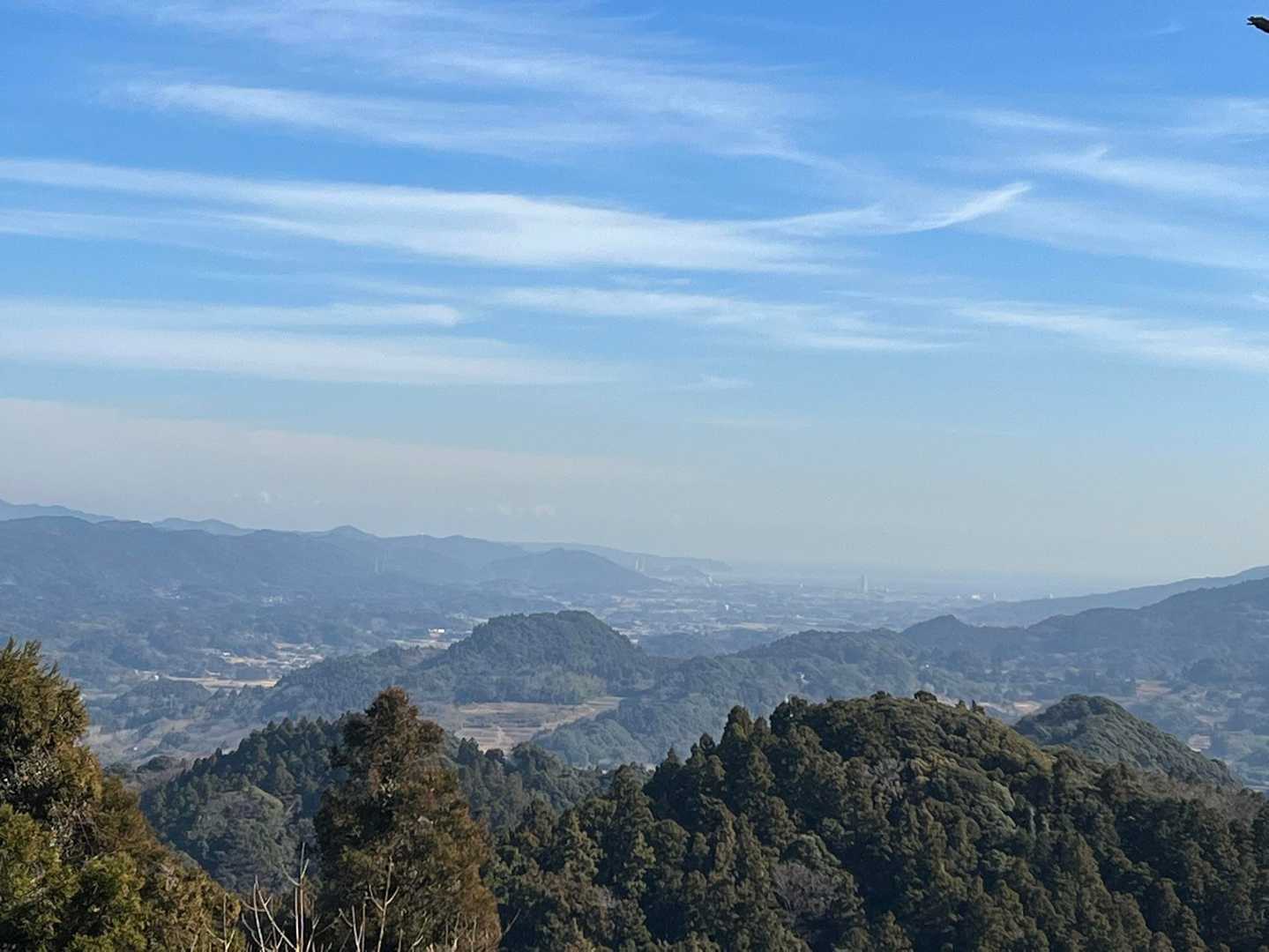 群界尾根の眺望。鴨川市街のグランドタワーが見えました。