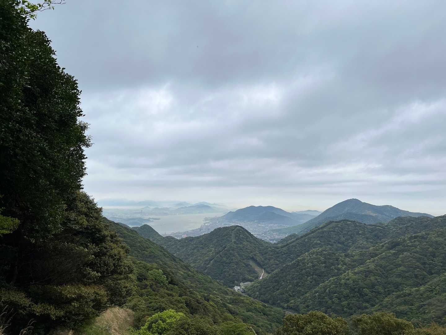 巻道から振り返って下関方面
天気悪くて関門海峡もよく見えない