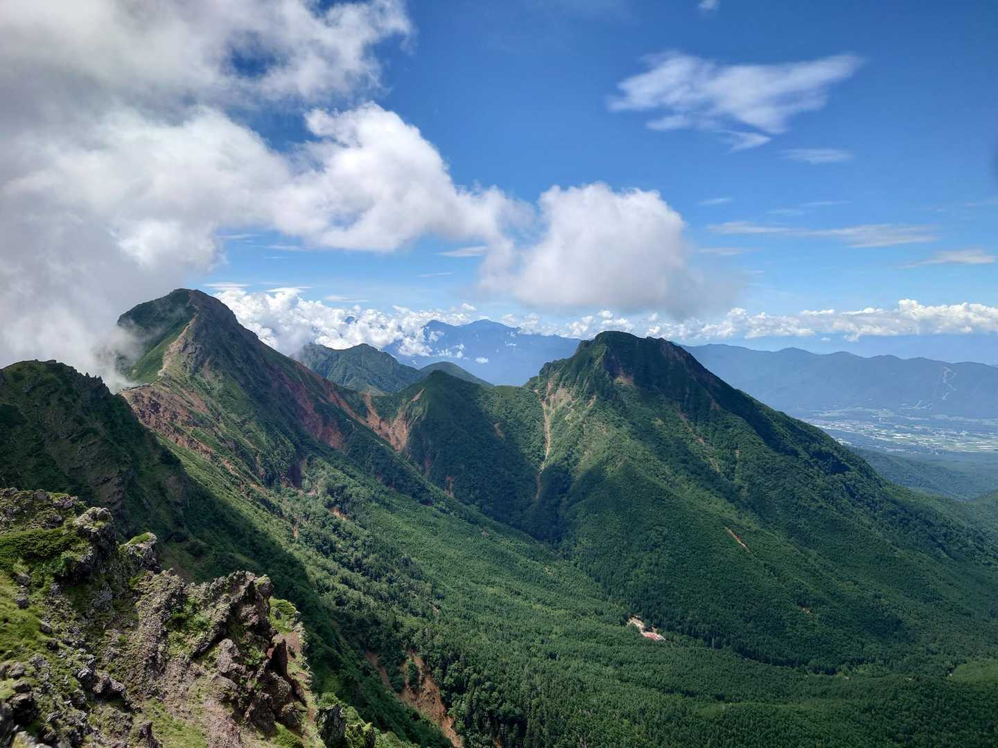 山梨側からの雲を八ヶ岳が遮ってます
