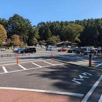 昼過ぎ車はそこそこ停まってます、午後になってからも下から車登ってきてました。
