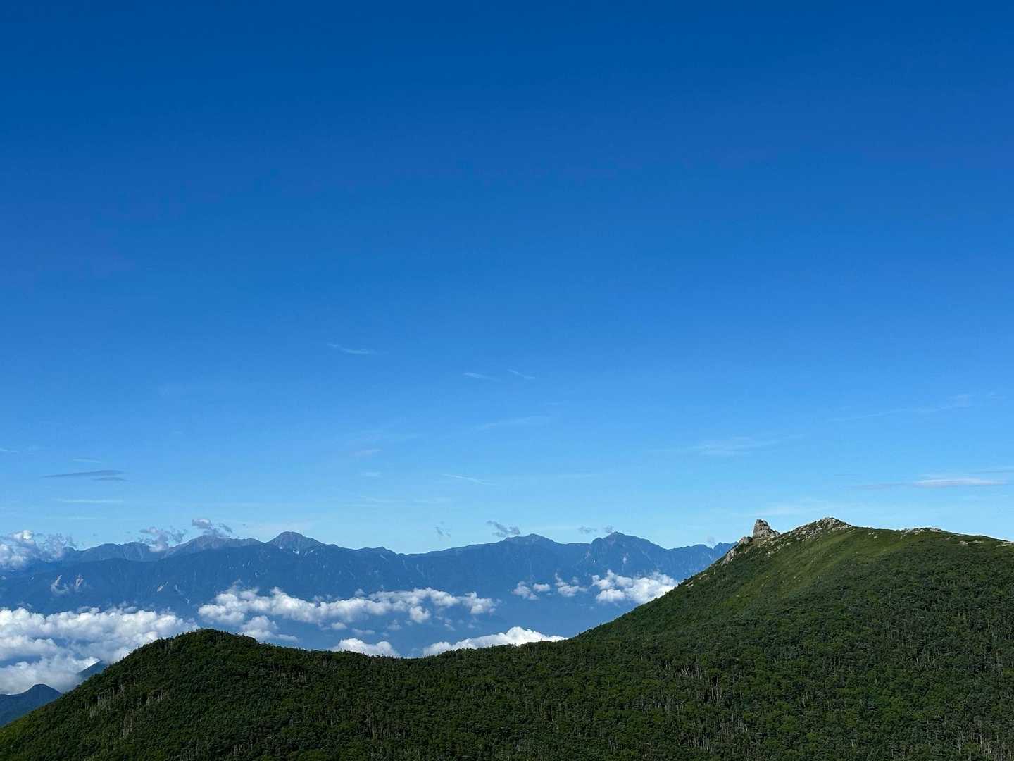 おっと😳
五丈岩🪨の向こうには甲斐駒、仙丈、白峰三山がバッチリ🤩🤩